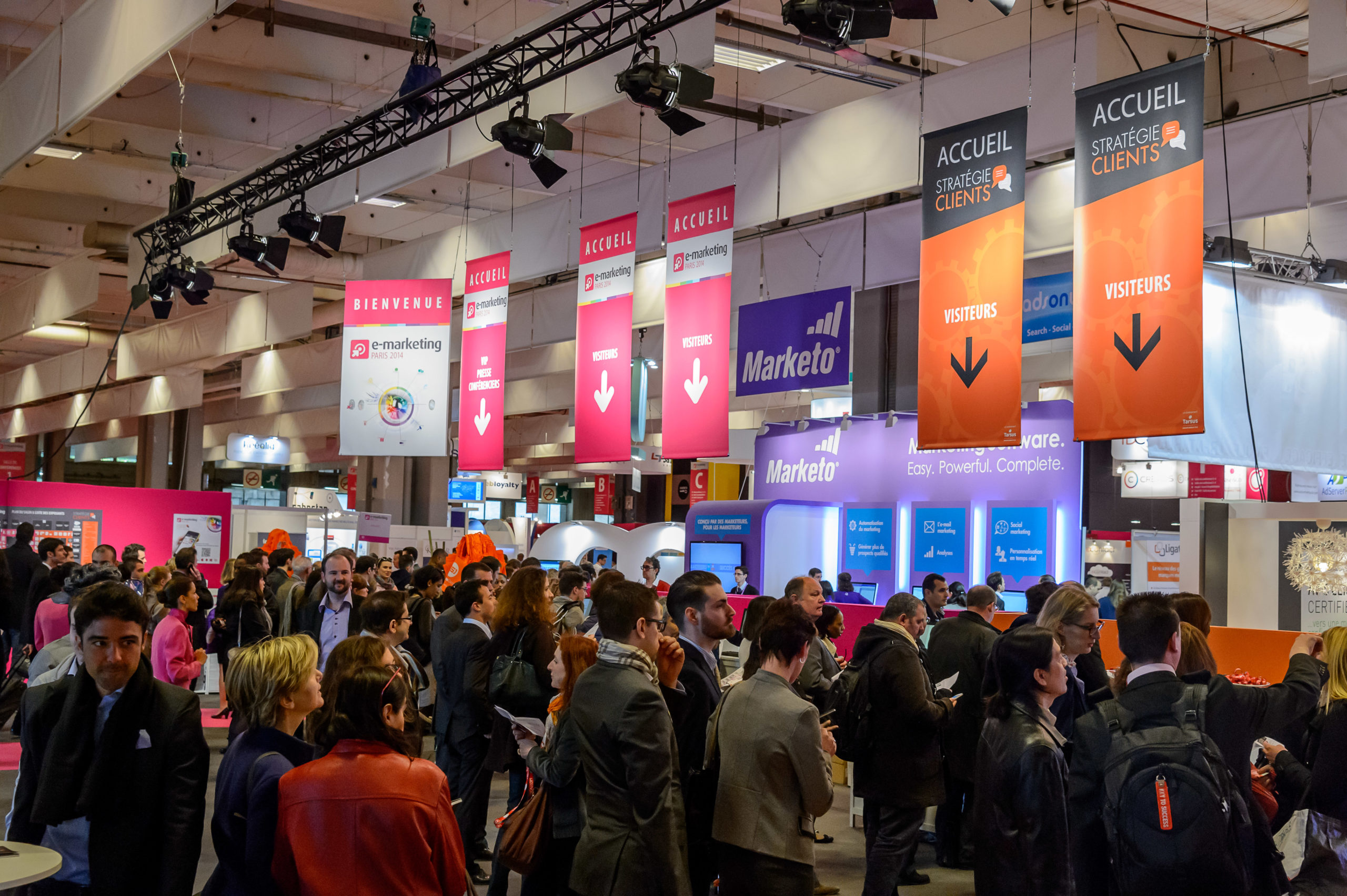 panneaux suspendus communication salon