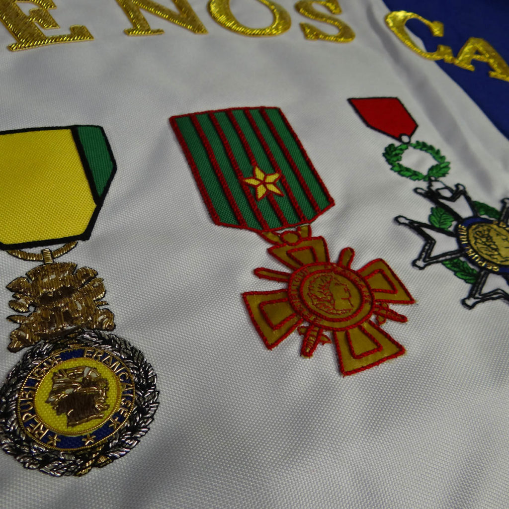 drapeaux brodés commémoration