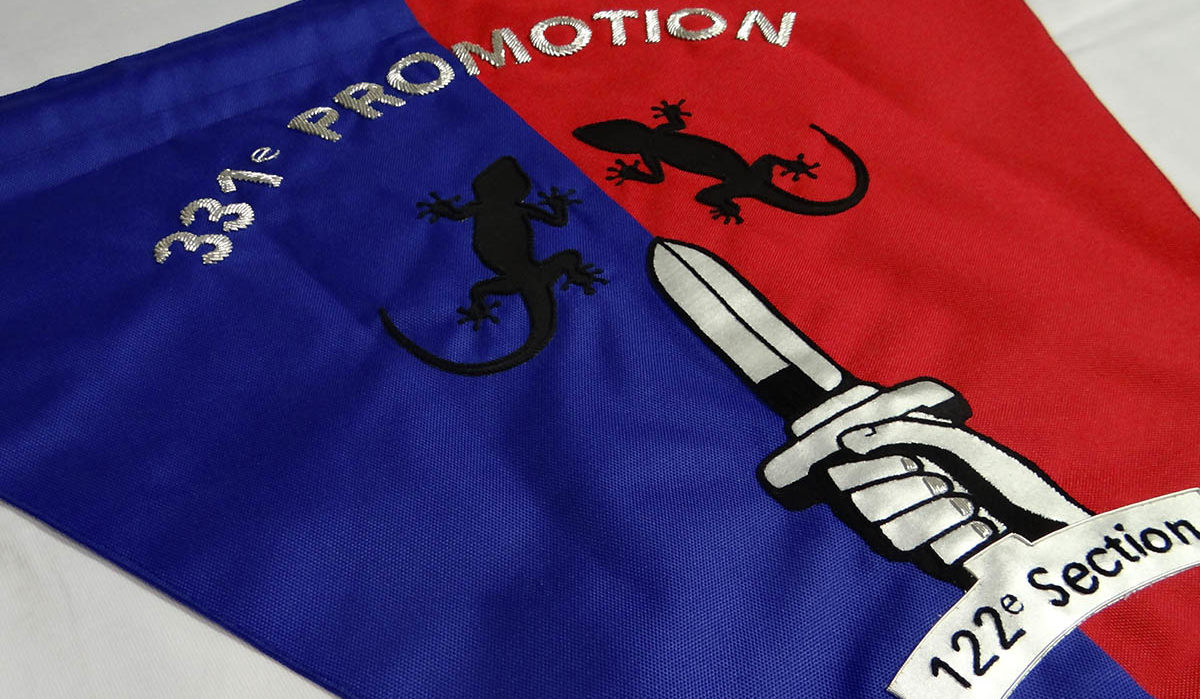 détail fanion broderie
