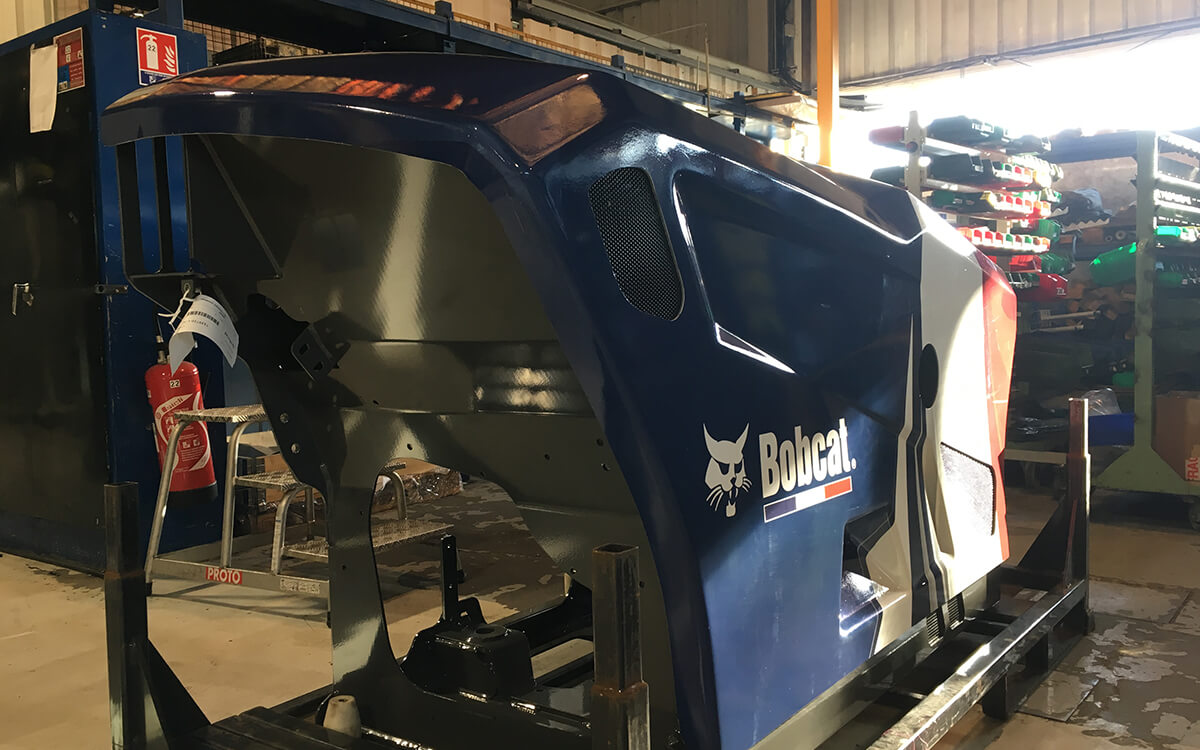 bobcat-covering-vehicule-01-tinified