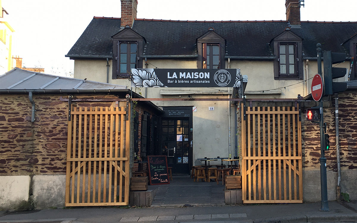la-maison-bar-pose-enseigne-01