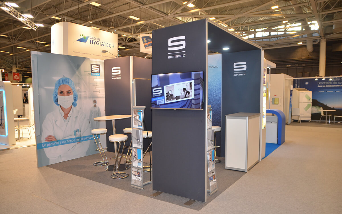 samsic-installation-stand-01-tinified