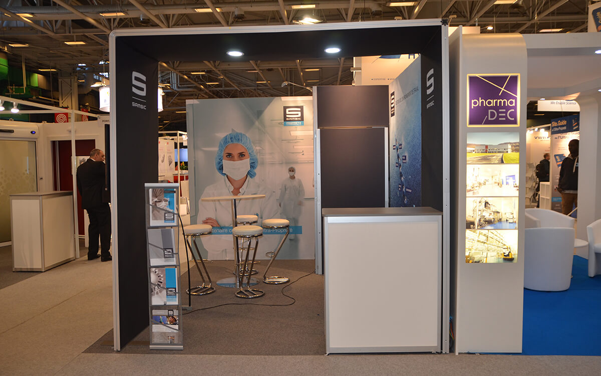 samsic-installation-stand-03-tinified