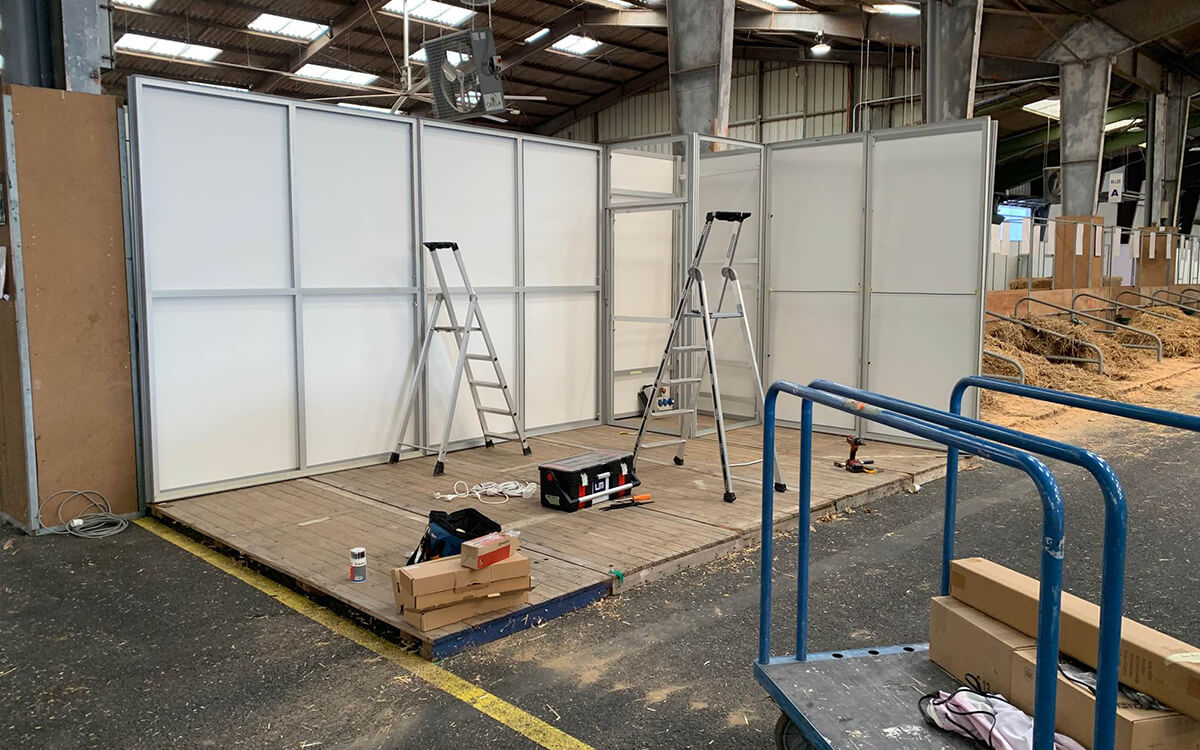 tvr_pose_stand_01-tinified