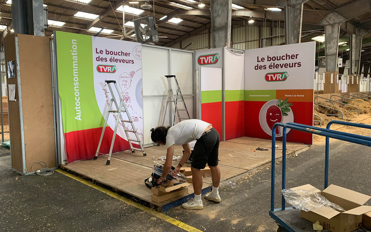 tvr_pose_stand_02-tinified